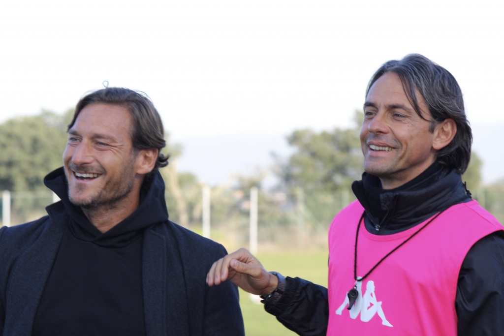 francesco-totti-in-visita-al-ritiro-giallorosso