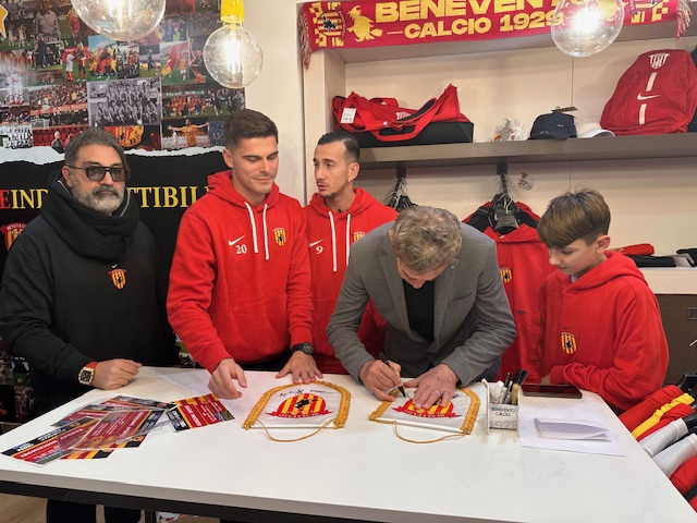 i-giocatori-del-benevento-calcio-allo-store-ufficiale